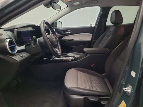 Used 2025 Chevrolet Trax LT w/ LT Convenience Package FWD image 17