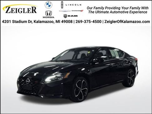 Used 2023 Nissan Altima 2.5 SR image 1
