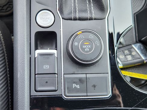 Used 2022 Volkswagen Atlas Cross Sport SE image 21