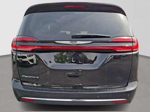 Used 2024 Chrysler Pacifica Touring-L FWD image 5