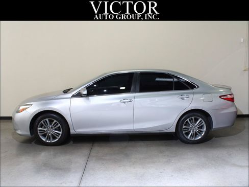 Used 2017 Toyota Camry SE FWD image 1