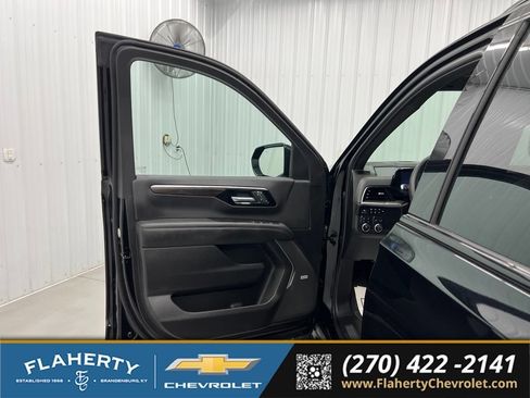Used 2025 Chevrolet Suburban Z71 w/ Comfort Package AWD/4WD image 8