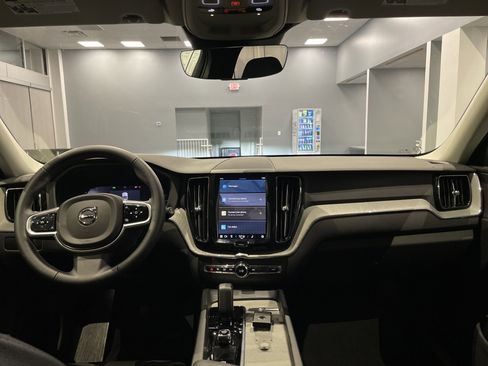 Used 2025 Volvo XC60 B5 Plus image 32