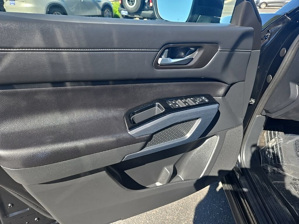 Used 2025 Nissan Pathfinder SL AWD/4WD image 9