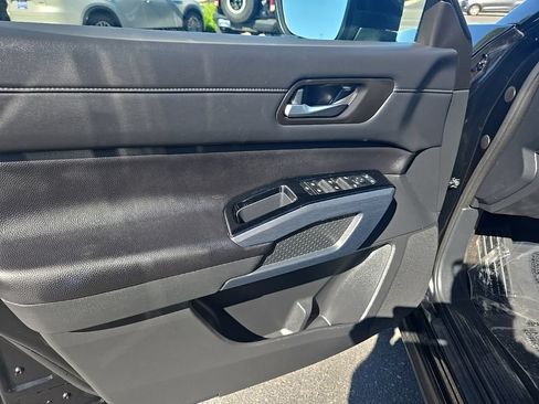 Used 2025 Nissan Pathfinder SL AWD/4WD image 9