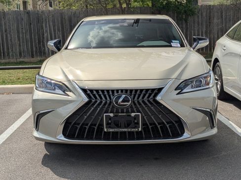 Used 2025 Lexus ES 300h w/ Premium Package image 2