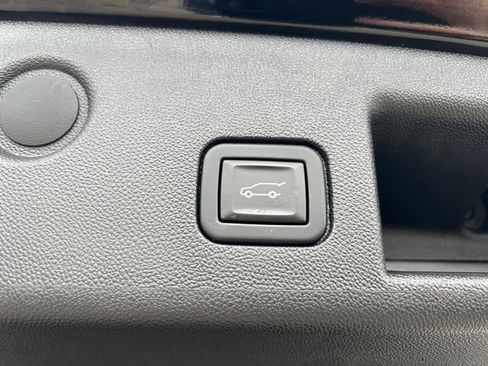 Used 2023 Chevrolet Equinox Premier image 16