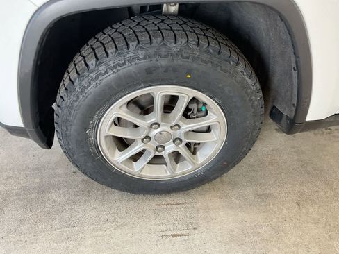 Used 2020 Jeep Grand Cherokee Laredo image 10