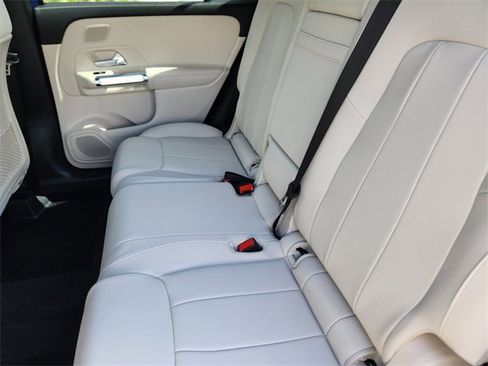 Used 2025 Mercedes-Benz GLB 250 4MATIC image 12