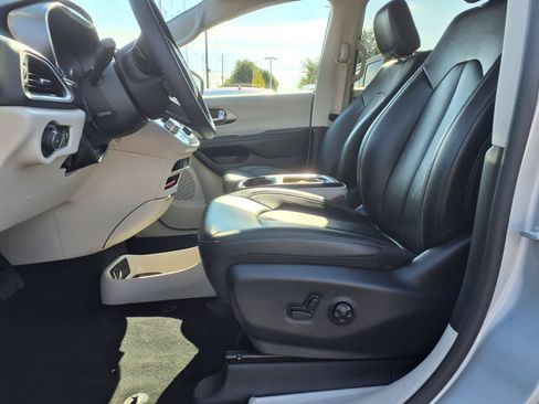 Used 2024 Chrysler Pacifica Touring-L FWD image 17