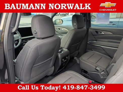 Used 2025 Chevrolet Traverse LT w/ Midnight/Sport Edition image 17