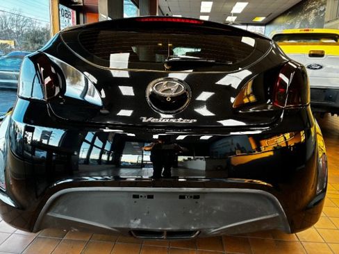 Used 2016 Hyundai Veloster image 12
