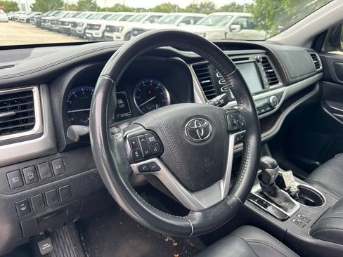 Used 2019 Toyota Highlander XLE FWD image 9