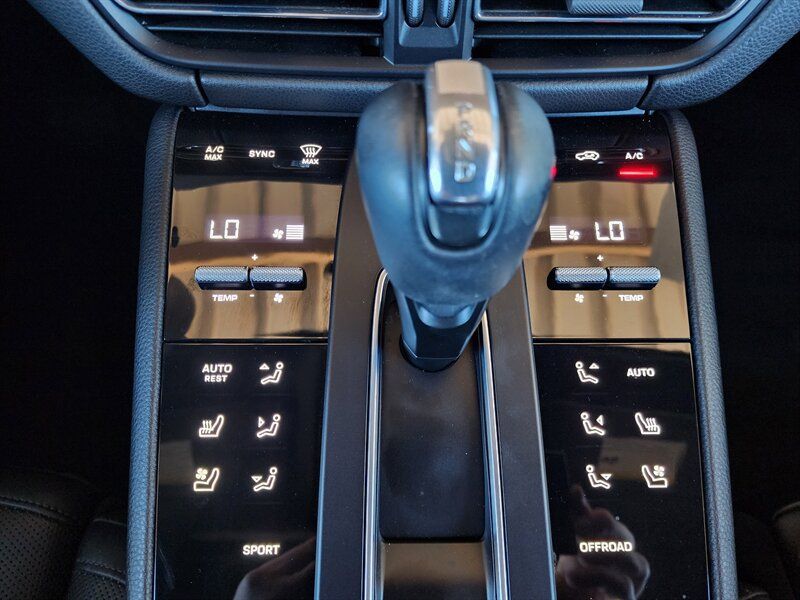 Used 2022 Porsche Macan AWD/4WD image 49