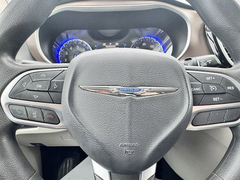 Used 2017 Chrysler Pacifica Touring w/ Tire & Wheel Group image 12