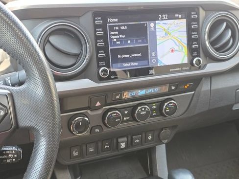 Used 2020 Toyota Tacoma TRD Sport w/ TRD Premium Sport Package AWD/4WD image 19