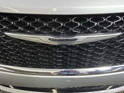 Used 2024 Chrysler Pacifica Touring-L FWD image 7