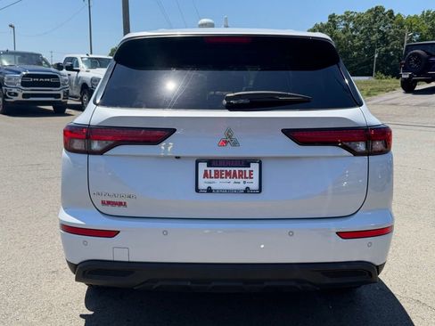 Used 2023 Mitsubishi Outlander ES FWD image 4