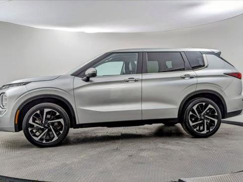 Used 2024 Mitsubishi Outlander SE image 3