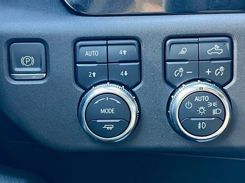 Used 2024 GMC Sierra 1500 SLT w/ SLT Convenience Package image 28