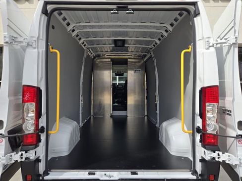 Used 2025 RAM ProMaster 2500 w/ Convenience Group image 32
