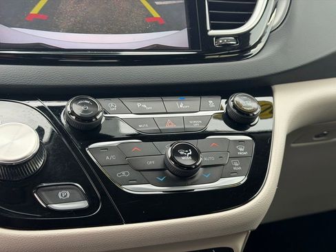 Used 2023 Chrysler Pacifica Touring-L FWD image 36