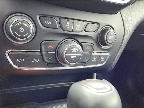 Used 2021 Jeep Cherokee Latitude Lux w/ Comfort/Convenience Group image 37