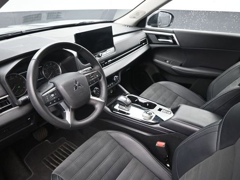 Used 2025 Mitsubishi Outlander AWD image 19