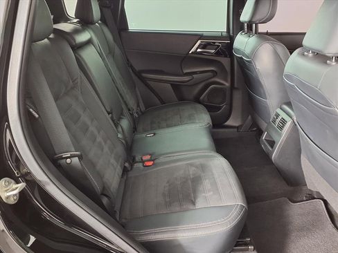 Used 2023 Mitsubishi Outlander SE image 11