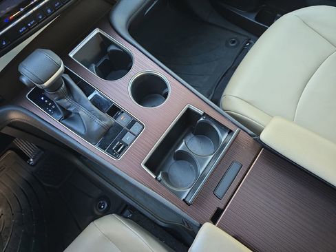 Used 2022 Toyota Sienna XLE image 32