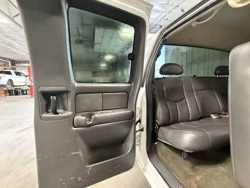 Used 2004 Chevrolet Silverado 2500 LS w/ Heavy-Duty Power Package AWD/4WD image 6