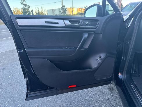 Used 2014 Volkswagen Touareg VR6 image 29