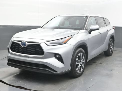 Used 2022 Toyota Highlander XLE FWD image 4