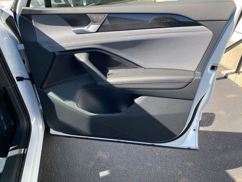 New 2025 Volkswagen Tiguan SE FWD image 48