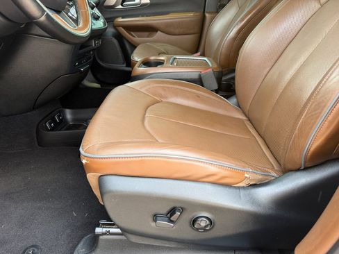 Used 2017 Chrysler Pacifica Limited FWD image 11