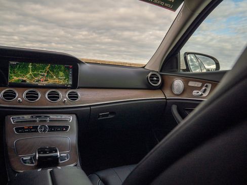 Certified 2018 Mercedes-Benz E 300 4MATIC image 21