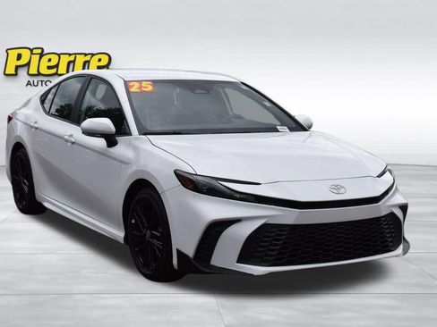 Used 2025 Toyota Camry SE FWD image 3