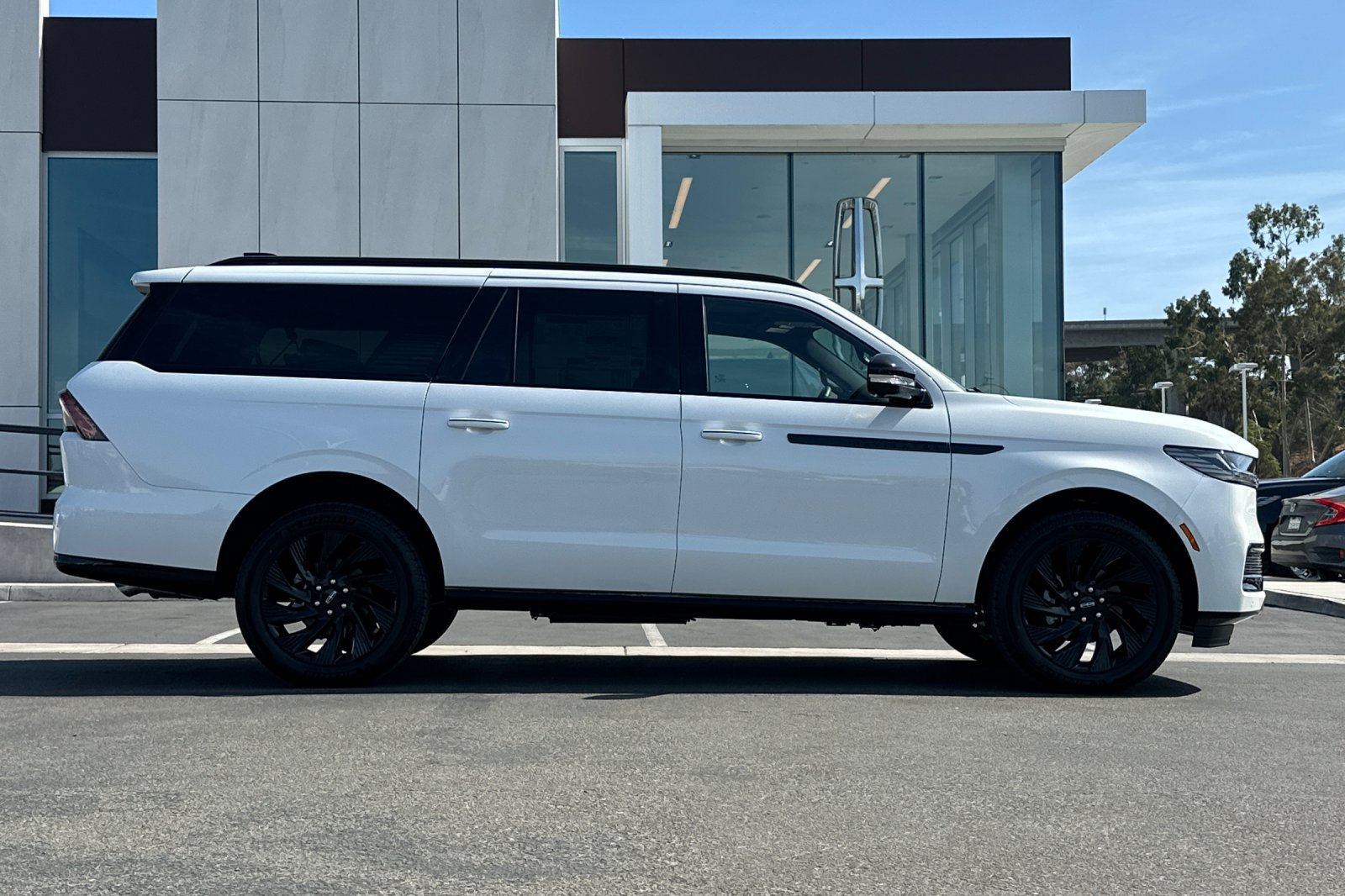 New 2027 Lincoln Navigator L Reserve w/ Jet Appearance Package AWD/4WD image 2