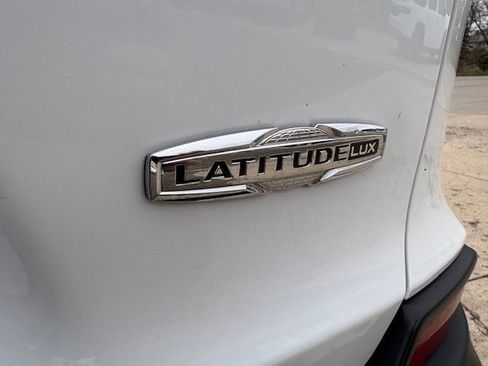 Used 2021 Jeep Cherokee Latitude Lux w/ Comfort/Convenience Group image 11