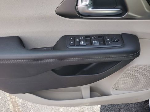 Used 2019 Chrysler Pacifica Limited w/ Tire & Wheel Group FWD image 20