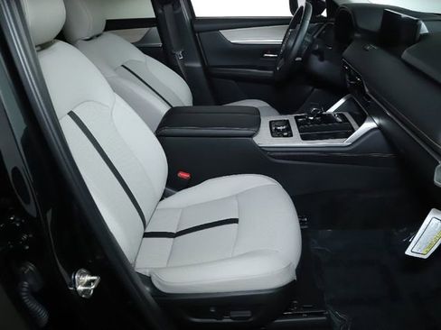 Certified 2025 MAZDA CX-70 Plug-In Hybrid w/ Premium Pkg image 32