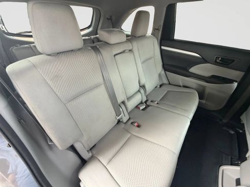 Used 2018 Toyota Highlander LE AWD/4WD image 19