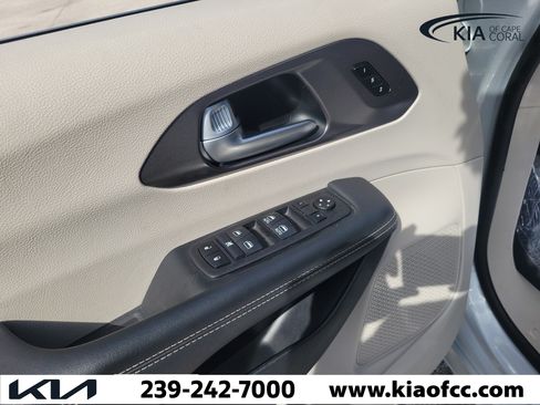 Used 2024 Chrysler Pacifica Touring-L FWD image 23