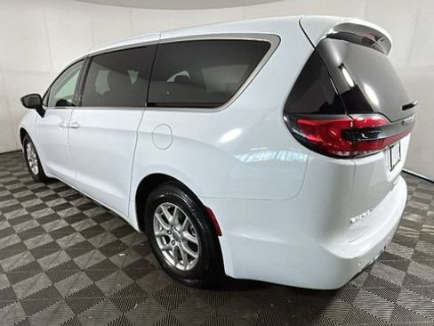 Used 2024 Chrysler Pacifica Touring-L FWD image 4
