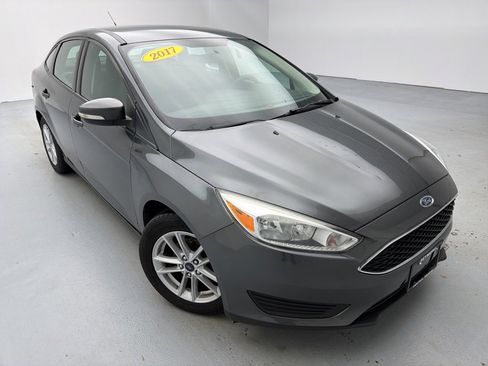 Used 2017 Ford Focus SE image 3