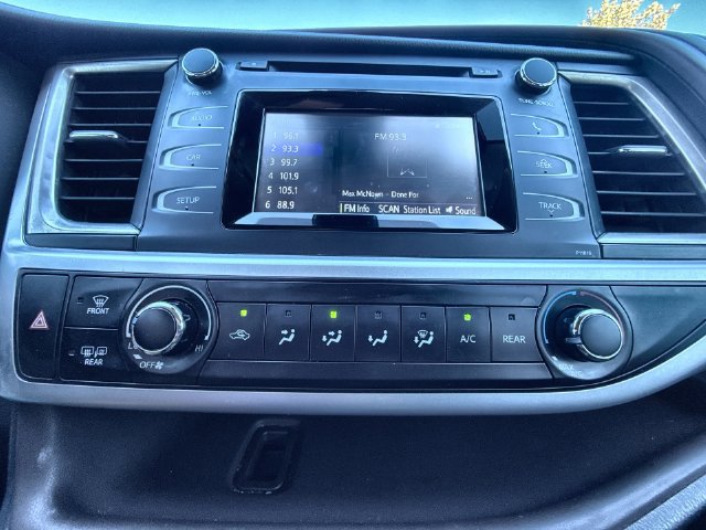 Used 2019 Toyota Highlander LE FWD image 18