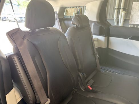 Used 2024 Kia Carnival EX FWD image 16