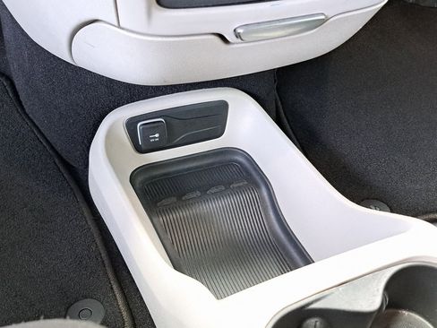 Used 2023 Chrysler Voyager LX image 18