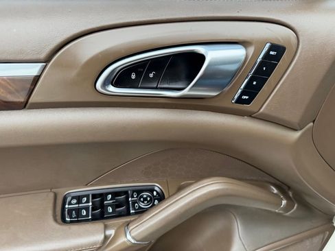 Used 2012 Porsche Cayenne Turbo image 31