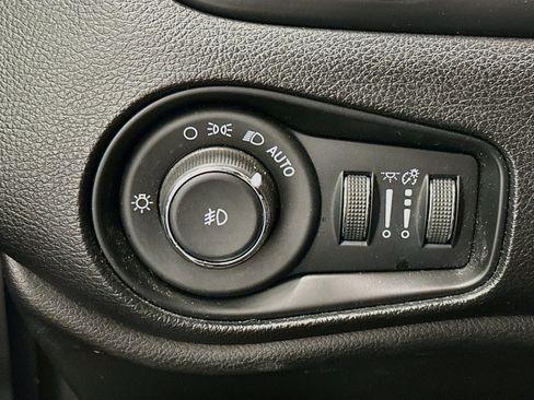 Used 2018 Jeep Renegade Limited AWD/4WD image 17